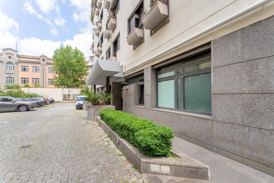 Property building, Day, Street view