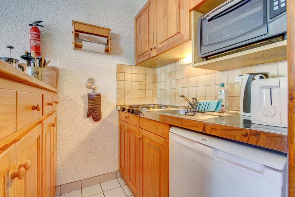 Kitchen or kitchenette, oven, toaster