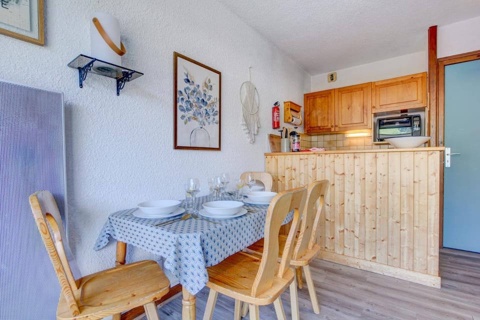 Kitchen or kitchenette, Dining area, stove