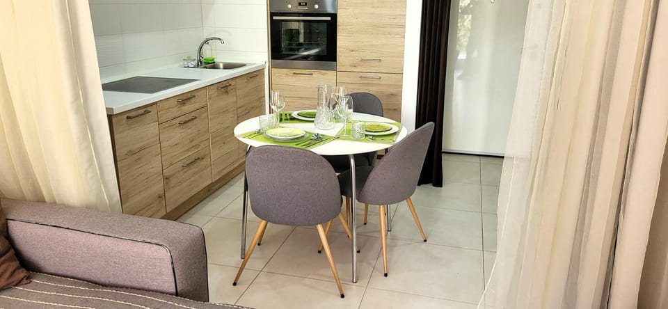 Kitchen or kitchenette, Dining area, oven, stove
