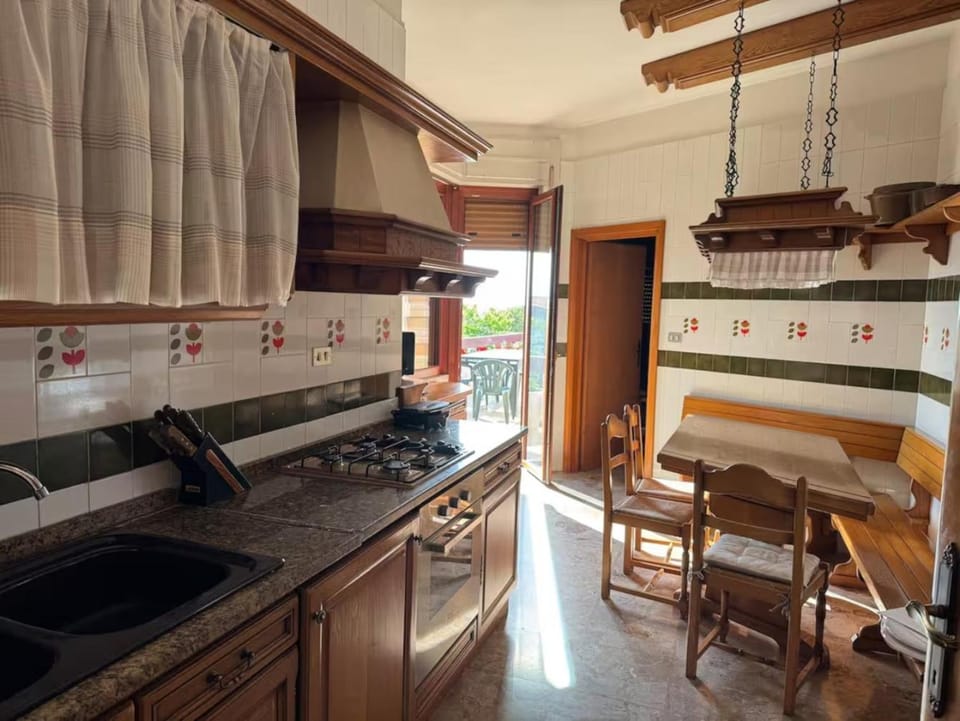 Kitchen or kitchenette, Dining area, dishwasher, oven