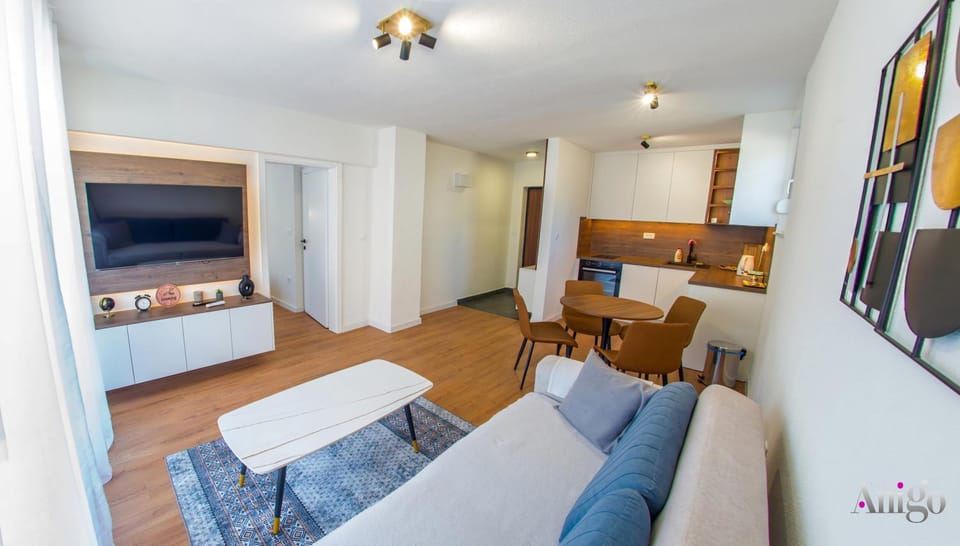 TV and multimedia, Kitchen or kitchenette, Living room, Seating area, Dining area