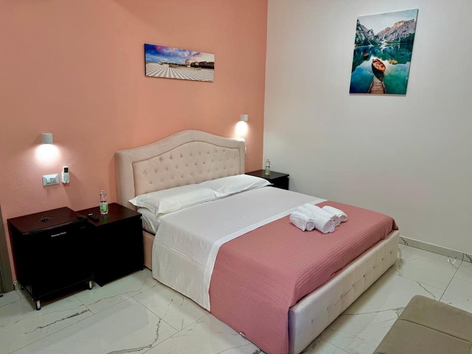 Bed, Bedroom, towels