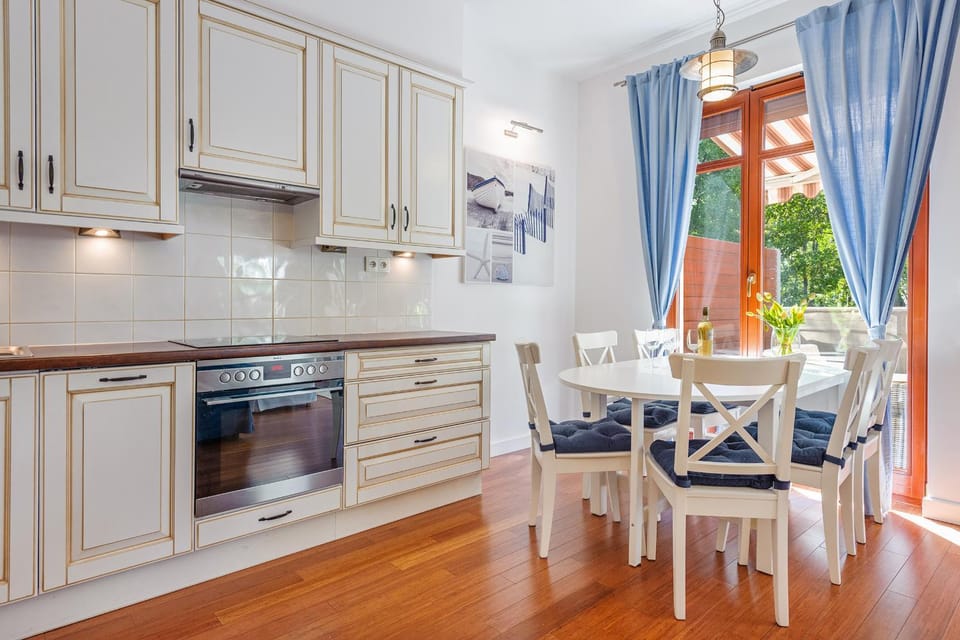 Kitchen or kitchenette, Dining area, stove
