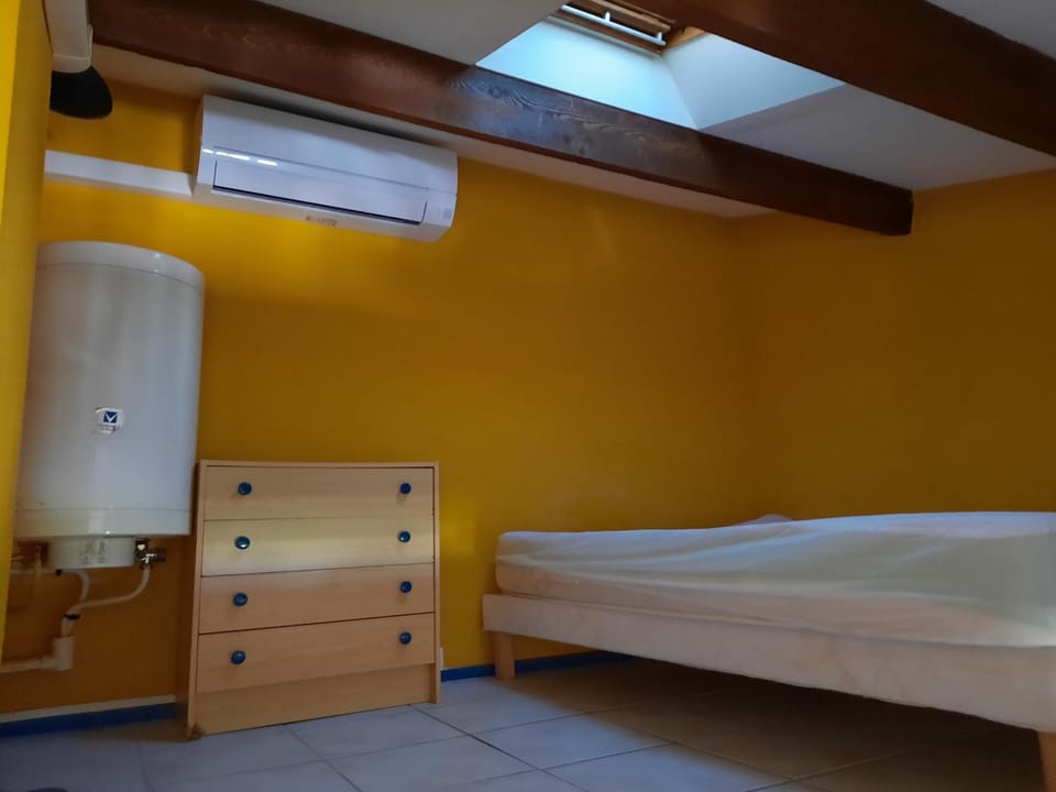 Bed, Bedroom, air conditioner