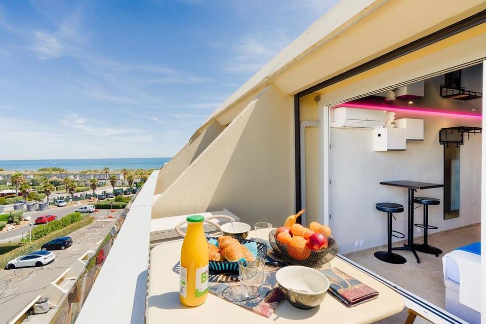 View (from property/room), Balcony/Terrace, Dining area, Sea view