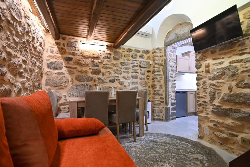 TV and multimedia, Living room, Seating area, Dining area