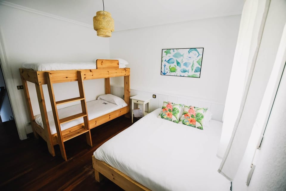 Bed, Photo of the whole room, bunk bed