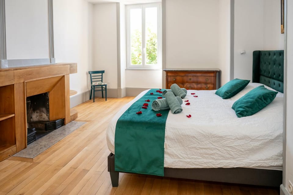 Bed, Photo of the whole room, towels