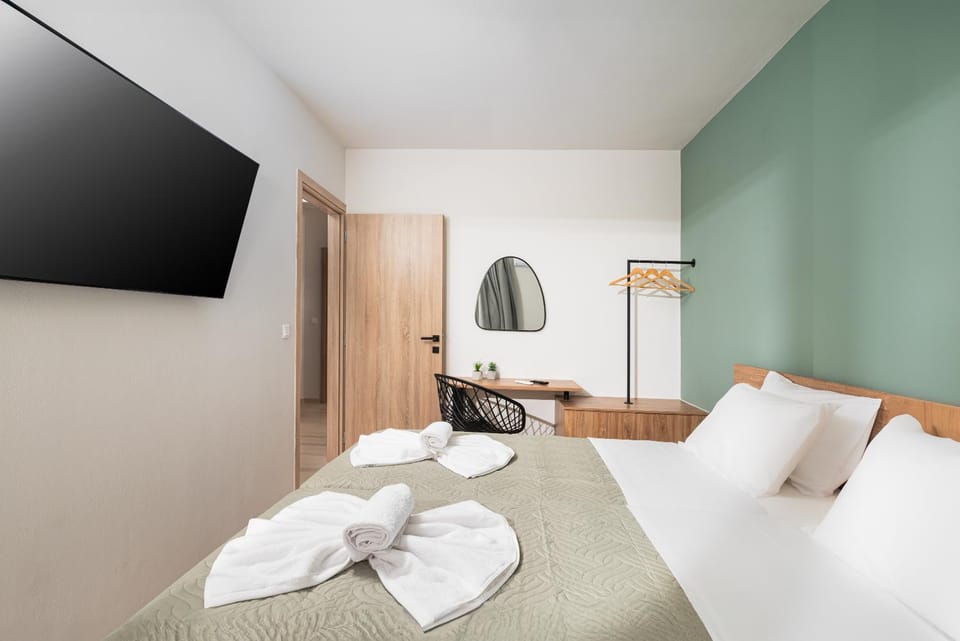 Bed, TV and multimedia, Photo of the whole room, Bedroom, towels