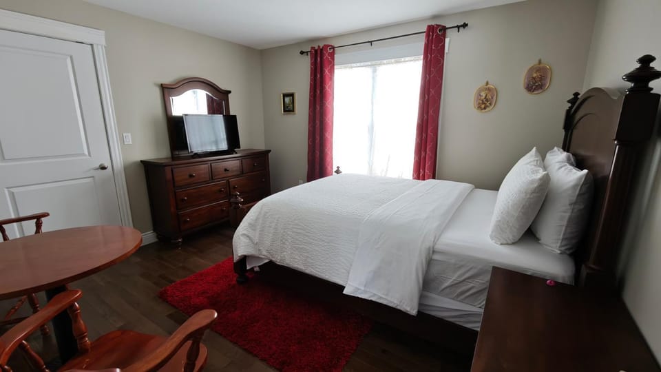 Bed, TV and multimedia, Bedroom