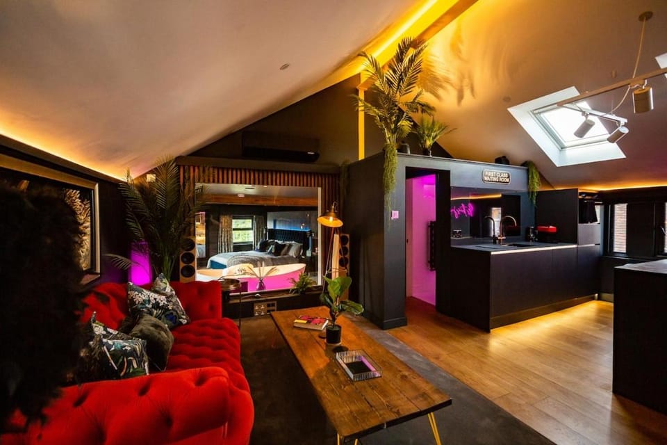 TV and multimedia, Kitchen or kitchenette, Living room, Seating area, oven