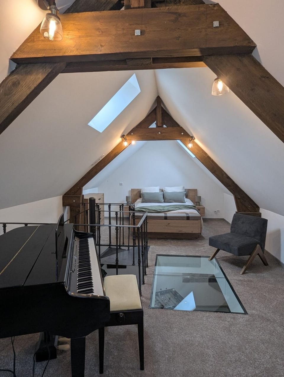 Photo of the whole room, Bedroom