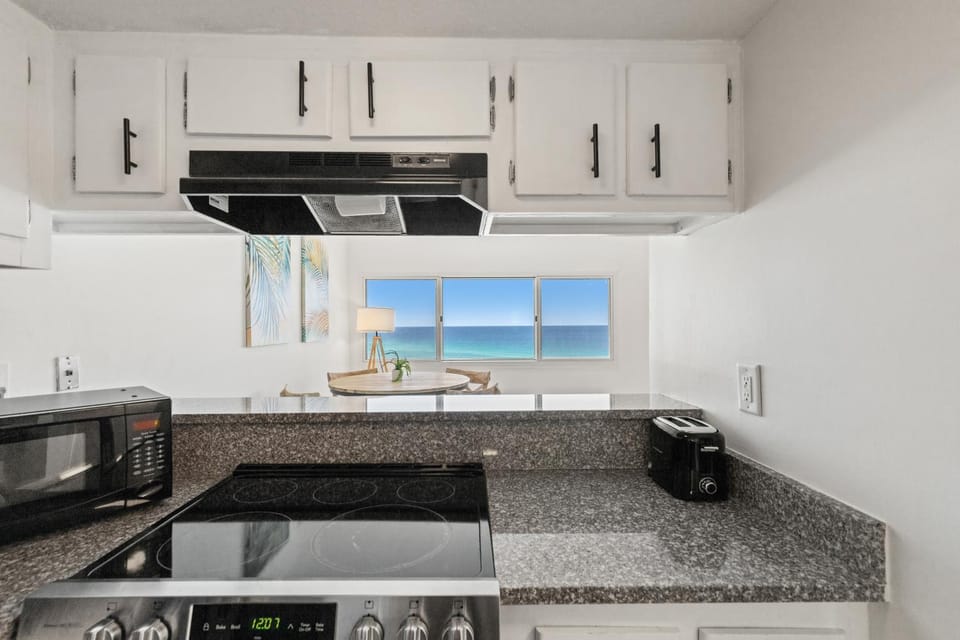Kitchen or kitchenette, Sea view, dishwasher, stove, toaster