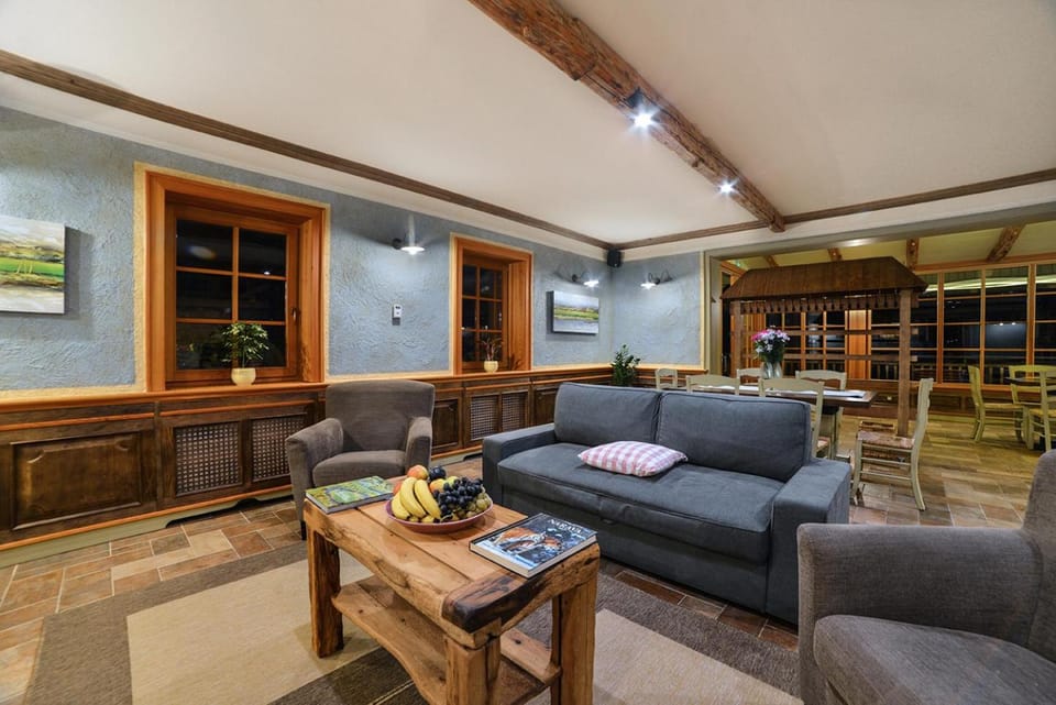 Communal lounge/ TV room, Living room, Seating area