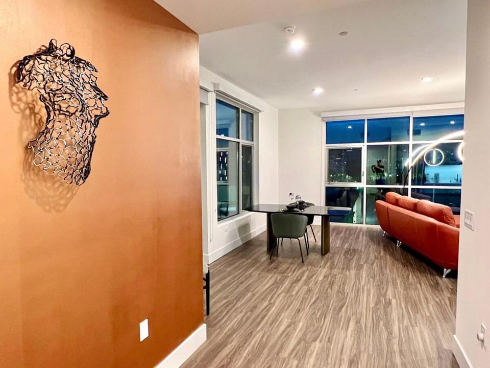 Penthouse 2 Bedroom with Hollywood Sign View! Apartment hotel in Hollywood