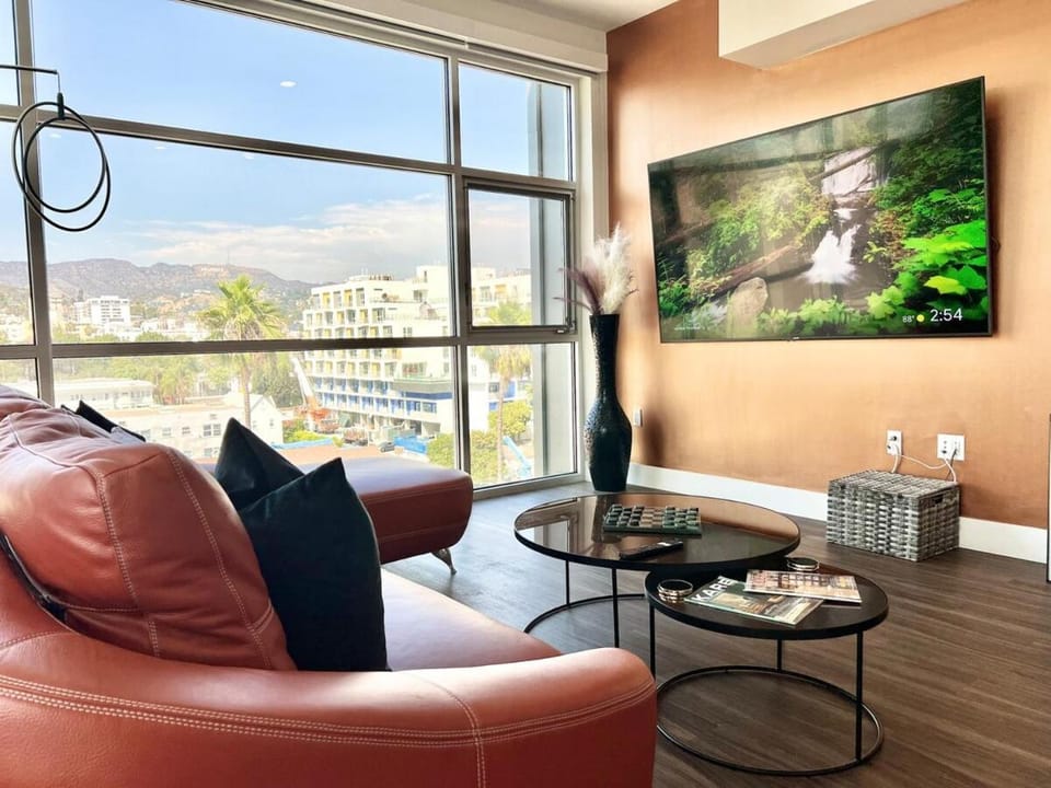 Penthouse 2 Bedroom with Hollywood Sign View! Apartment hotel in Hollywood