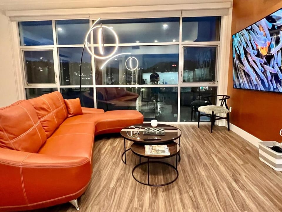 Penthouse 2 Bedroom with Hollywood Sign View! Apartment hotel in Hollywood