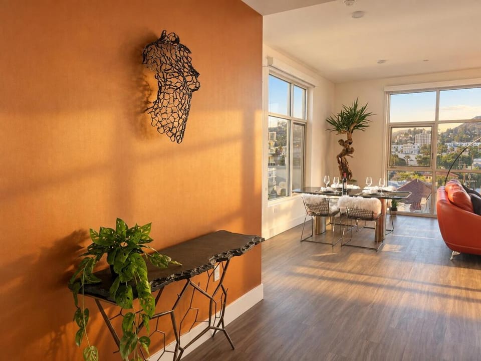 Penthouse 2 Bedroom with Hollywood Sign View! Apartment hotel in Hollywood