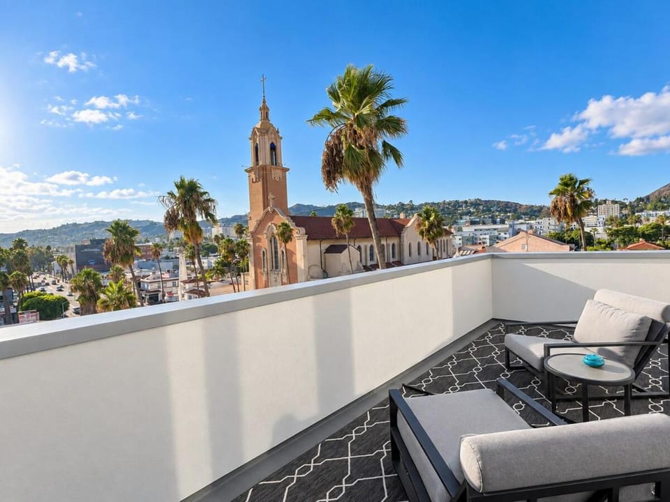 Penthouse 2 Bedroom with Hollywood Sign View! Apartment hotel in Hollywood