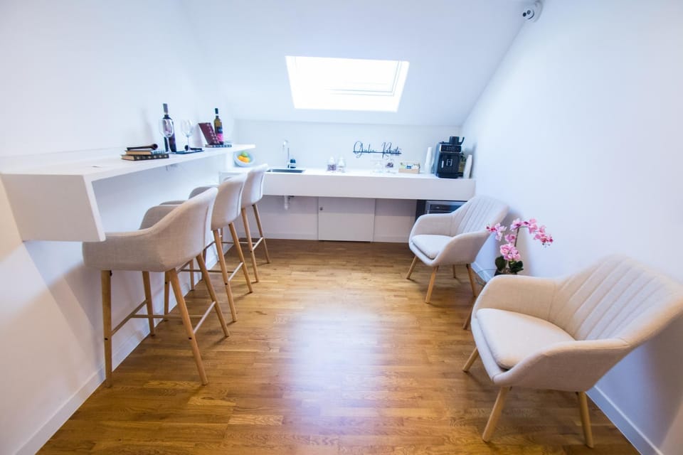 Communal lounge/ TV room, Lobby or reception