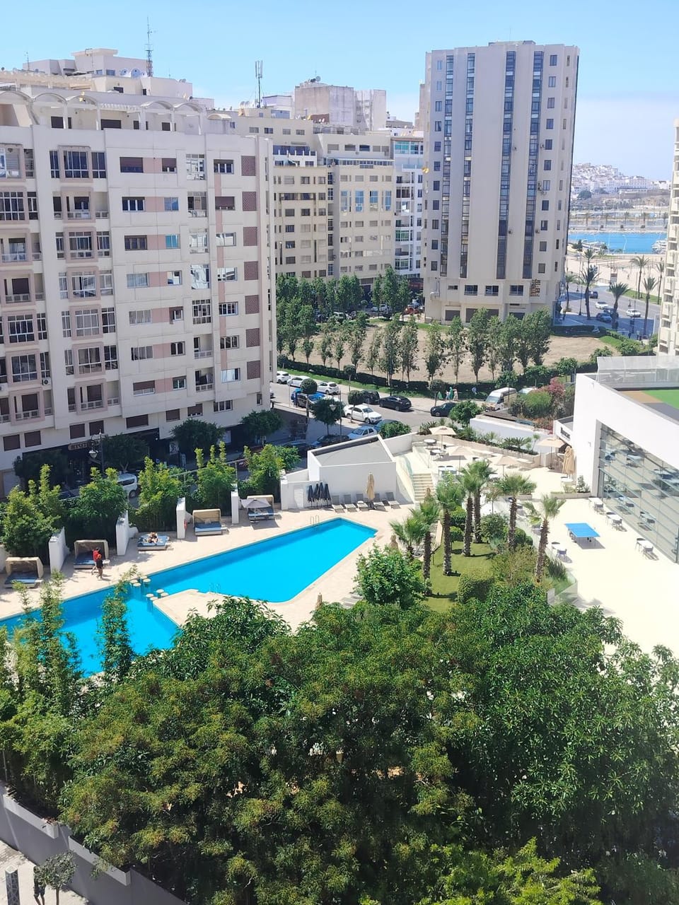 Property building, Day, Neighbourhood, Natural landscape, Bird's eye view, City view, Pool view, Street view, Swimming pool, Location, Parking, sunbed