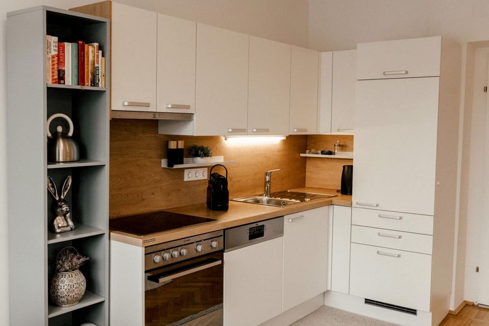 Coffee/tea facilities, Kitchen or kitchenette, dishwasher, oven, stove