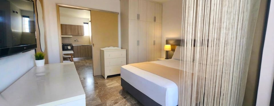 Bed, TV and multimedia, Bedroom