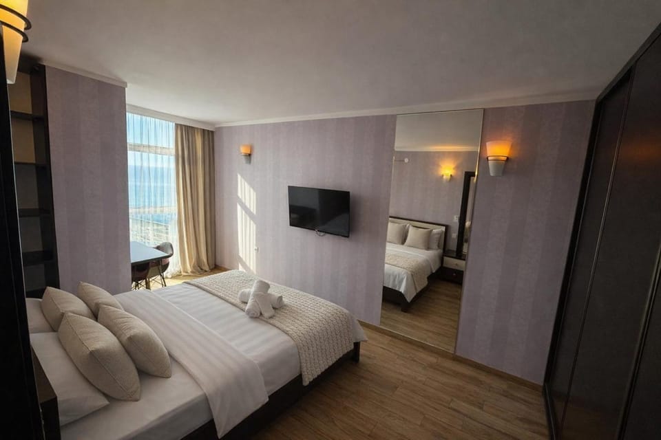Bed, TV and multimedia, Bedroom