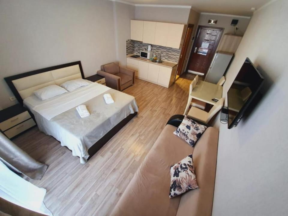 Bed, TV and multimedia, Living room, Photo of the whole room, Seating area