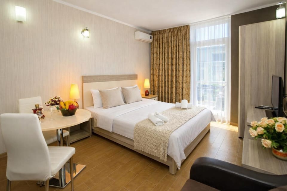 Bed, TV and multimedia, Living room, Photo of the whole room, Seating area, Bedroom, towels