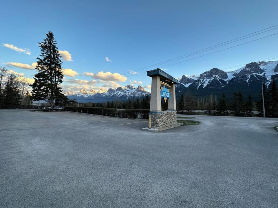 Natural landscape, Street view, Location, Parking