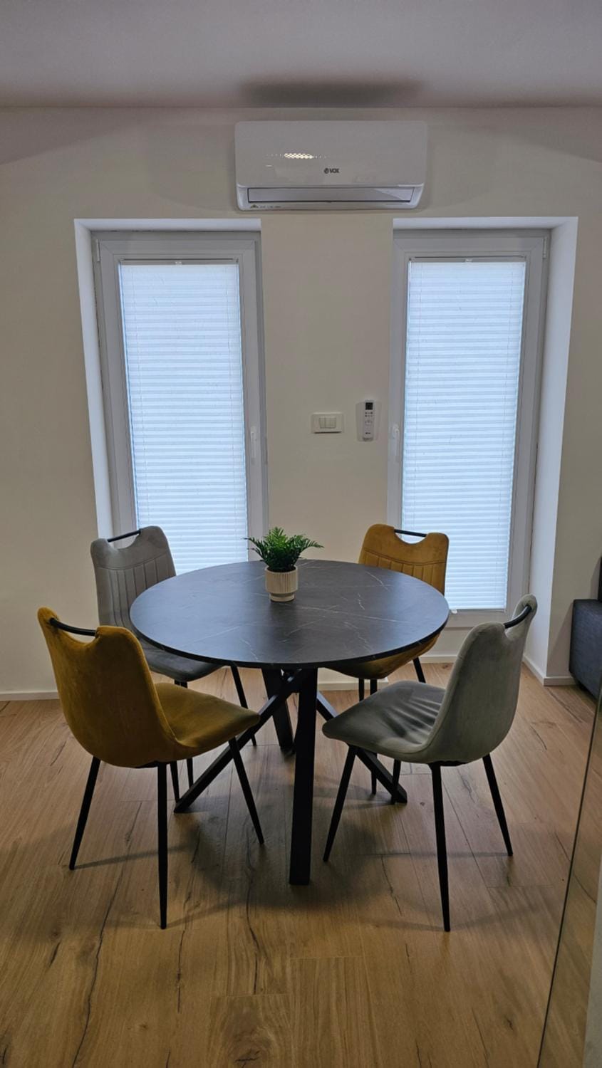 Seating area, Dining area, air conditioner
