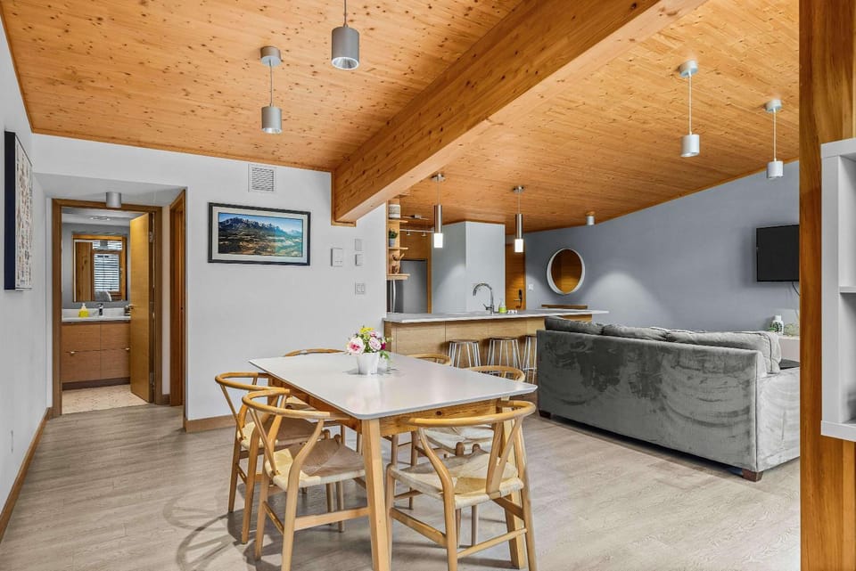 Bathroom, TV and multimedia, Kitchen or kitchenette, Living room, Seating area, Dining area