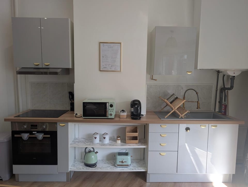 Coffee/tea facilities, Kitchen or kitchenette, oven, stove, toaster