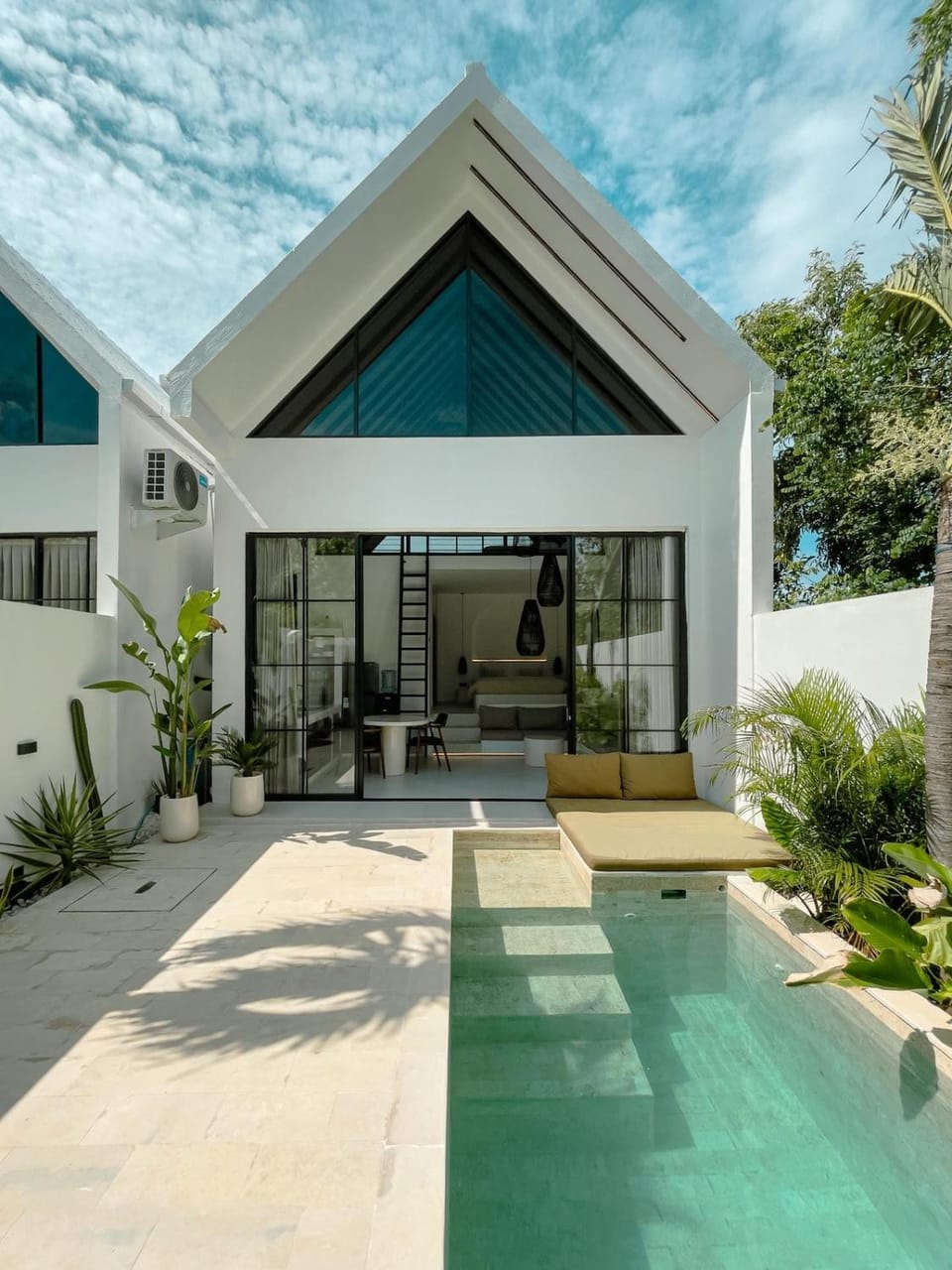 Property building, Day, Garden, Garden view, Pool view, Swimming pool, sunbed