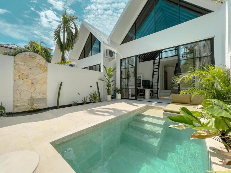 Property building, Day, Garden, Garden view, Pool view, Swimming pool