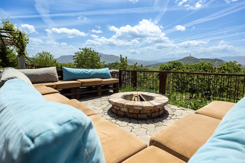 Spring, Day, Natural landscape, View (from property/room), Balcony/Terrace, Seating area, Mountain view