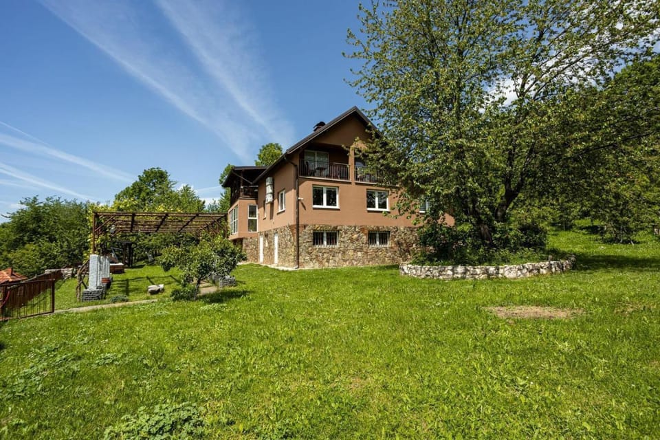 Property building, Day, Natural landscape, Garden, Garden view