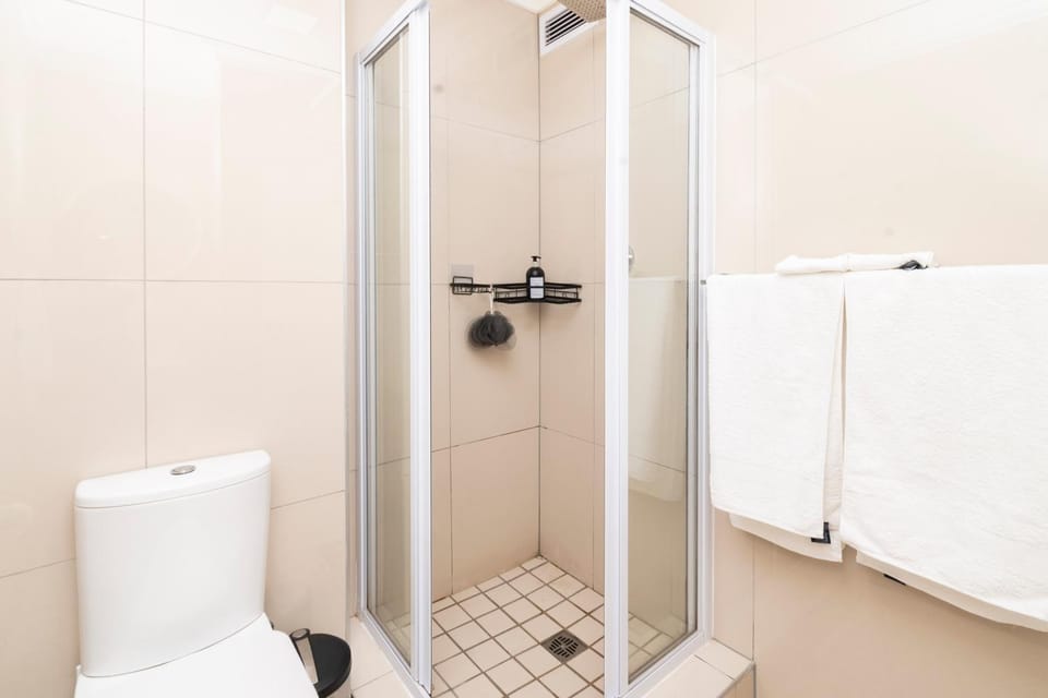 TableMountain Views 2BR Parking Balcony Pool Apartment in Cape Town