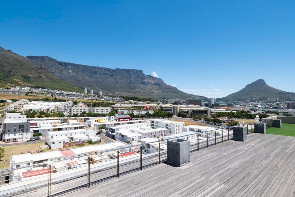 TableMountain Views 2BR Parking Balcony Pool Apartment in Cape Town