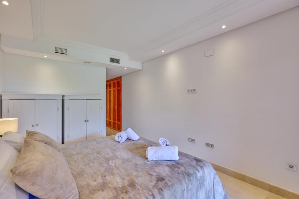 Bed, Photo of the whole room, Bedroom, towels