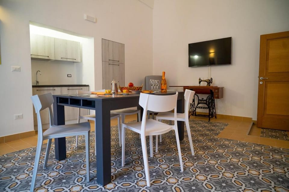 TV and multimedia, Dining area, Food