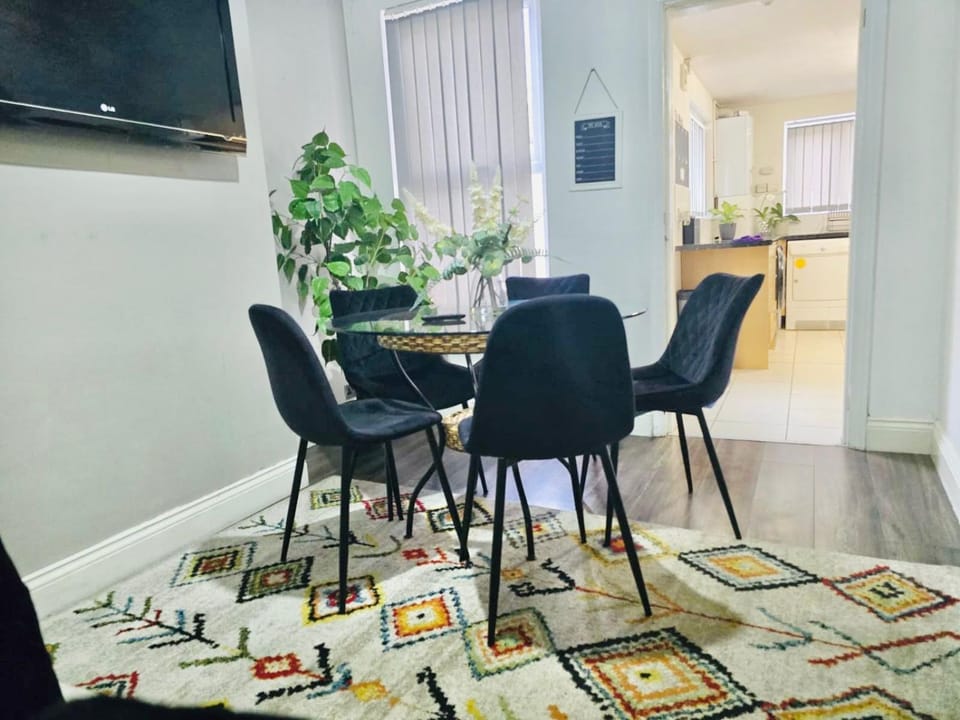 TV and multimedia, Kitchen or kitchenette, Living room, Seating area, Dining area