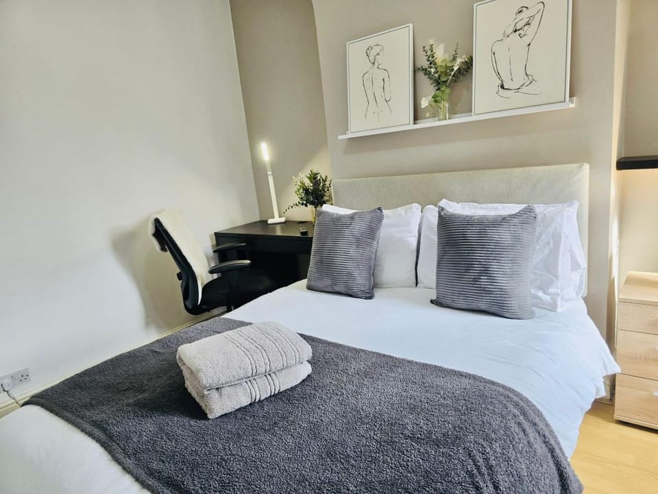 Bed, Photo of the whole room, Bedroom, towels