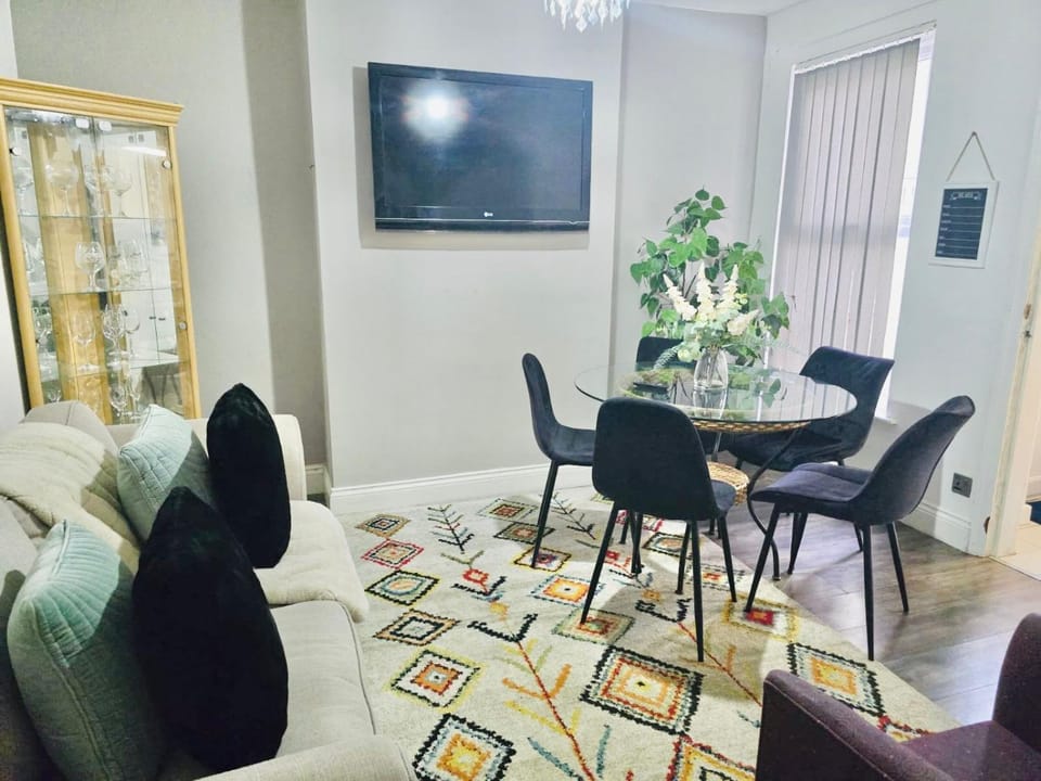 Communal lounge/ TV room, TV and multimedia, Living room, Seating area, Dining area, Evening entertainment, internet