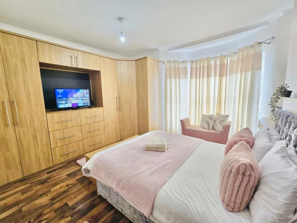 Bed, TV and multimedia, Photo of the whole room, Bedroom, towels, wardrobe