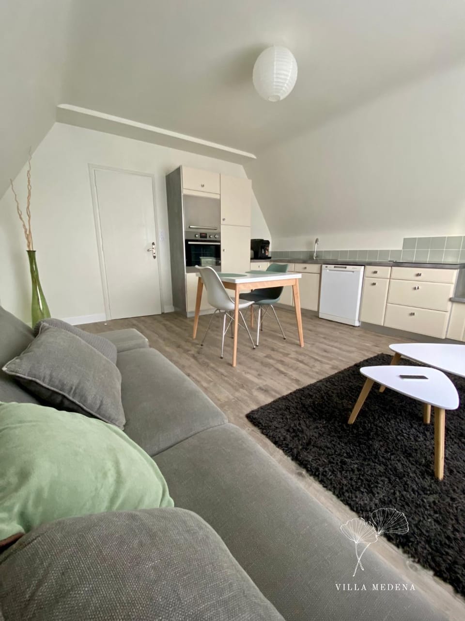 Kitchen or kitchenette, Living room, Seating area, Dining area, oven