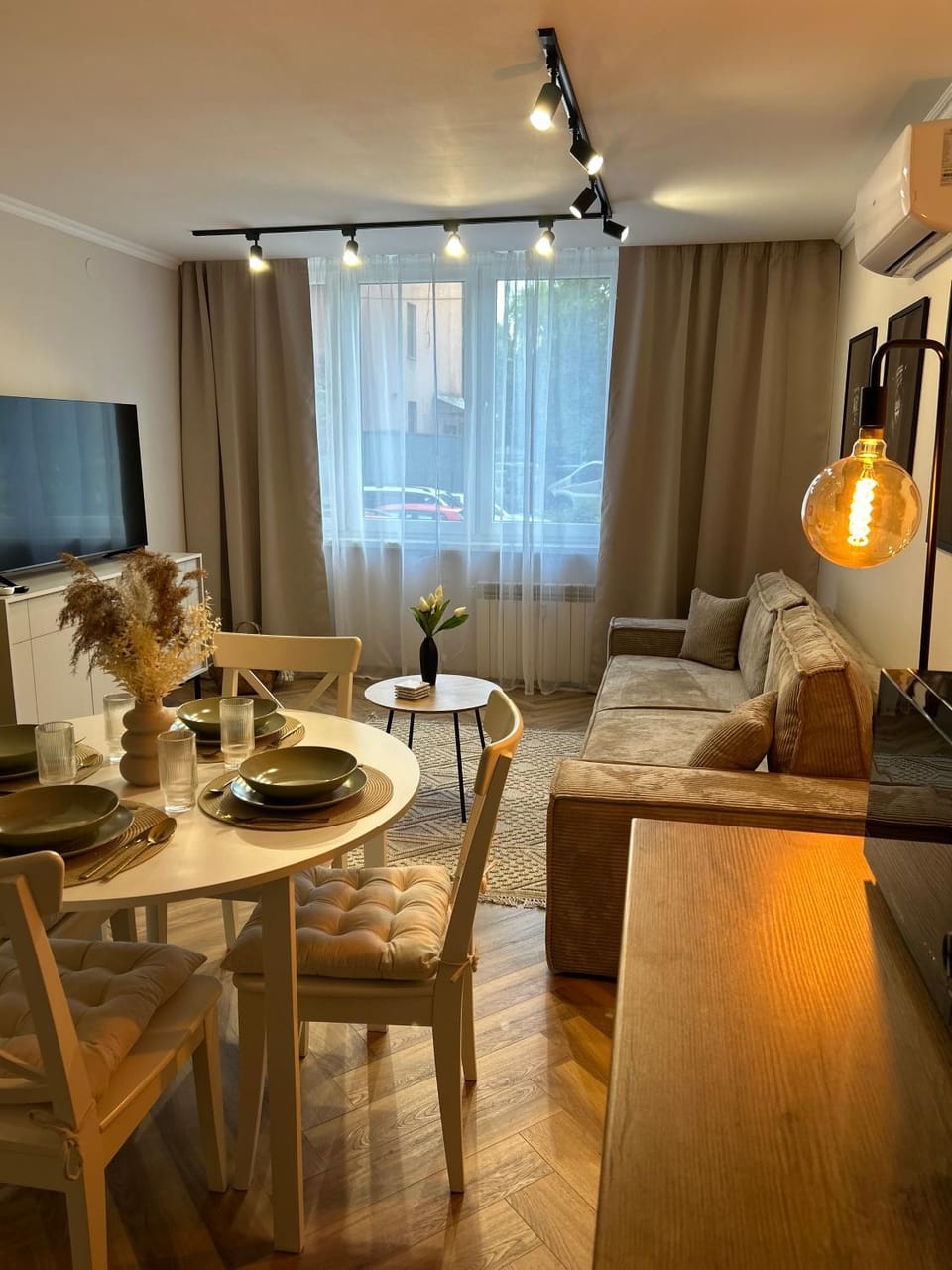 TV and multimedia, Living room, Seating area, Dining area