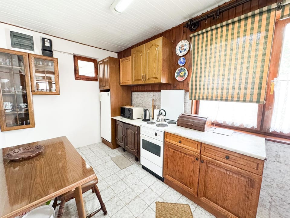 Kitchen or kitchenette, Dining area, oven